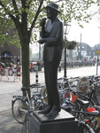 905037 Afbeelding van het bronzen standbeeld van de Utrechtse cabaretier Herman Berkien (1942-2005), gemaakt door Frans ...